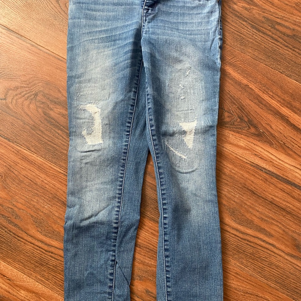 Distressed crop jeans, stretchy.